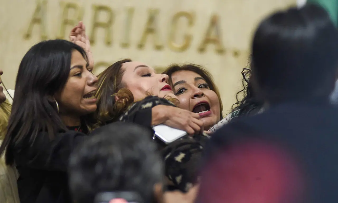  La tensión creció hasta los golpes. 