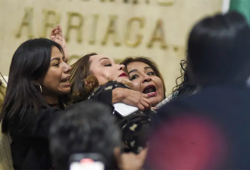 La tensión creció hasta los golpes. La tensión creció hasta los golpes.