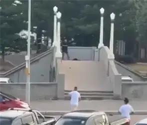 Difunden video del ataque de padre e hijo en Bondi Beach, y la detenci&oacute;n de uno de ellos