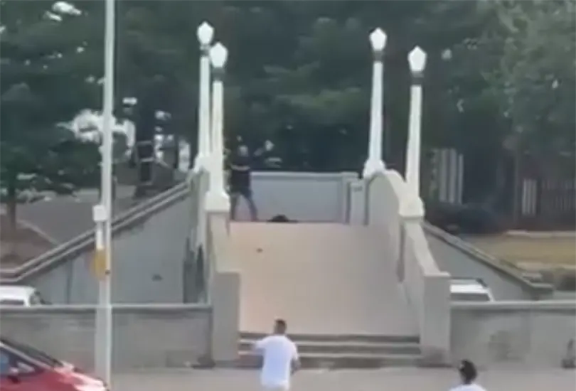 El ataque ocurri&oacute; alrededor de las 18:40 horas de este domingo, cuando cerca de mil asistentes se encontraban reunidos en un parque cercano a la playa.