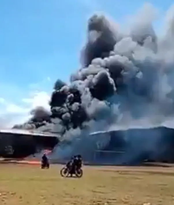 De acuerdo con la información asociada al video, el desplome ocurrió a las 12:31 horas. Captura de pantalla.
