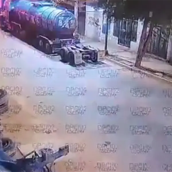 Vuelca pipa con 30 mil litros de gasolina en Estadio Azteca; difunden videos