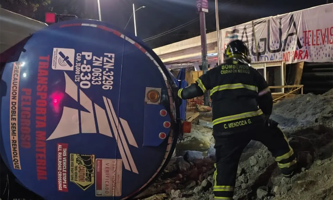  Pipa cargada de gasolina vuelca cerca del Estadio Azteca. 