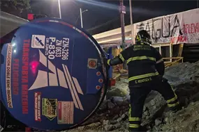 Vuelca pipa con 30 mil litros de gasolina en Estadio Azteca; difunden videos