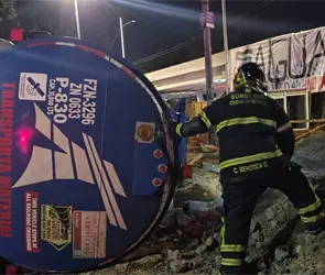 Vuelca pipa con 30 mil litros de gasolina en Estadio Azteca; difunden videos Vuelca pipa con 30 mil litros de gasolina en Estadio Azteca; difunden videos