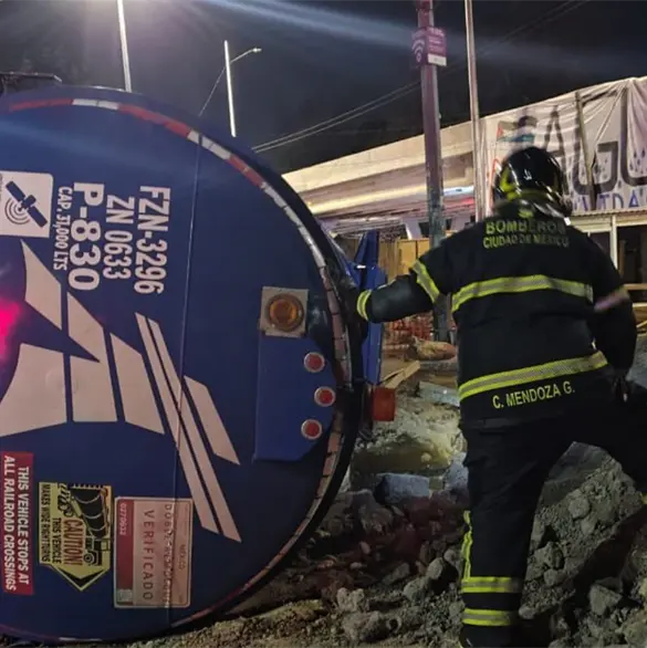 Vuelca pipa con 30 mil litros de gasolina en Estadio Azteca; difunden videos Vuelca pipa con 30 mil litros de gasolina en Estadio Azteca; difunden videos