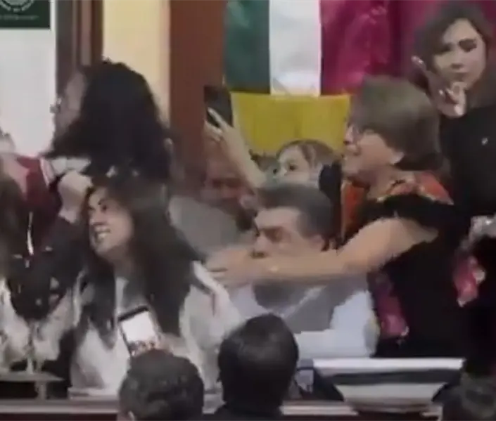 Diputadas se agarran a golpes en el Congreso de la Ciudad de México Diputadas se agarran a golpes en el Congreso de la Ciudad de México