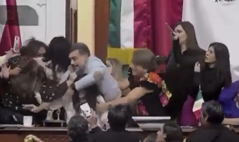 No podían separar a las legisladoras. Especial.