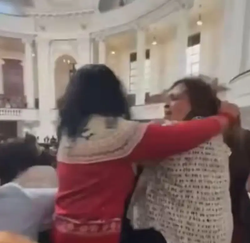 El momento de la agresión con las diputadas. Especial.