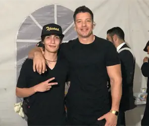 Captan a hijo de Yahir vendiendo aguacates tras superar sus adicciones