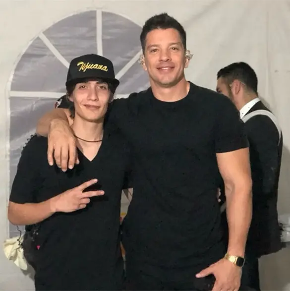 Captan a hijo de Yahir vendiendo aguacates tras superar sus adicciones Captan a hijo de Yahir vendiendo aguacates tras superar sus adicciones