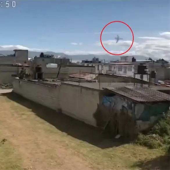 Difunden video del momento exacto en que se desploma la avioneta cerca del Aeropuerto de Toluca Difunden video del momento exacto en que se desploma la avioneta cerca del Aeropuerto de Toluca