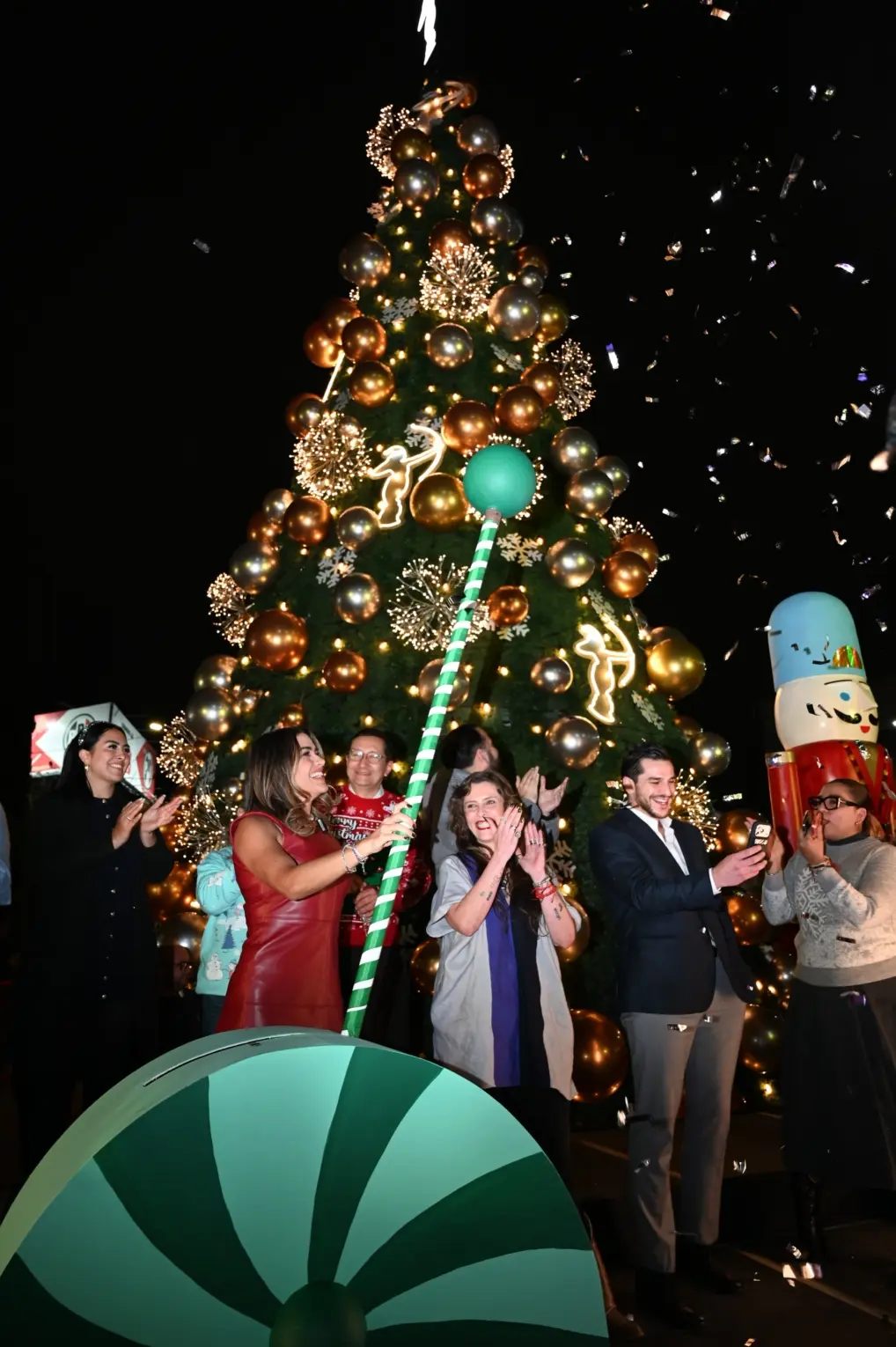 Vecinas y vecinos acudieron al lugar para presenciar el encendido del árbol y participar en el inicio de las actividades decembrinas. Alcaldía Cuauhtémoc.