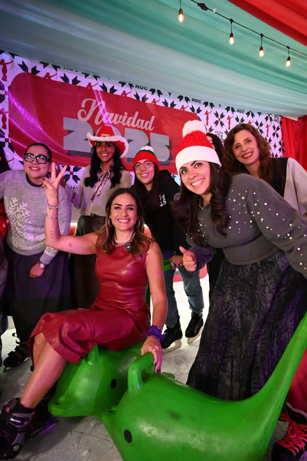 Uno de los principales atractivos de la temporada será la pista de hielo instalada en la explanada de la alcaldía, la cual estará disponible de manera gratuita hasta el 31 de diciembre. Alcaldía Cuauhtémoc.