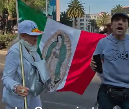 "Soy racista y tengo derecho a serlo": Exhiben a acompa&ntilde;ante de Laura Zapata en marcha de la Generaci&oacute;n Z