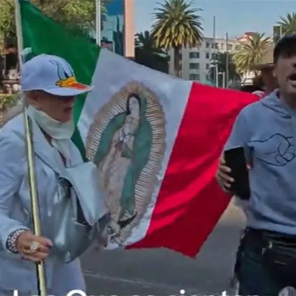 "Soy racista y tengo derecho a serlo": Exhiben a acompañante de Laura Zapata en marcha de la Generación Z "Soy racista y tengo derecho a serlo": Exhiben a acompañante de Laura Zapata en marcha de la Generación Z