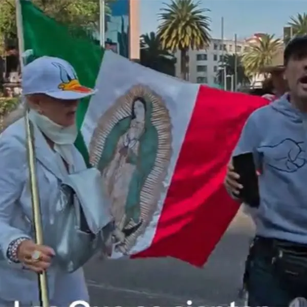 "Soy racista y tengo derecho a serlo": Exhiben a acompa&ntilde;ante de Laura Zapata en marcha de la Generaci&oacute;n Z