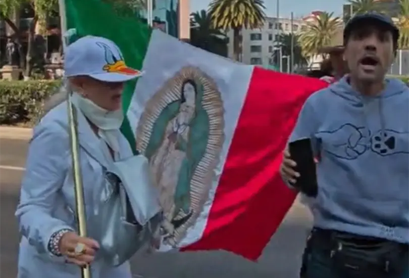 El sujeto marchó en una parte del recorrido junto a Laura Zapata. El sujeto marchó en una parte del recorrido junto a Laura Zapata.