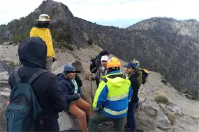 Rescatan a j&oacute;venes y muere abuelito en el Nevado de Colima