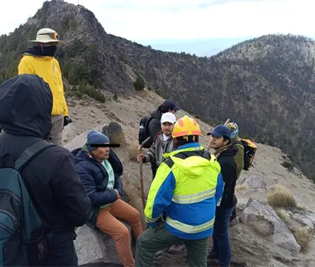 Rescatan a jóvenes y muere abuelito en el Nevado de Colima Rescatan a jóvenes y muere abuelito en el Nevado de Colima