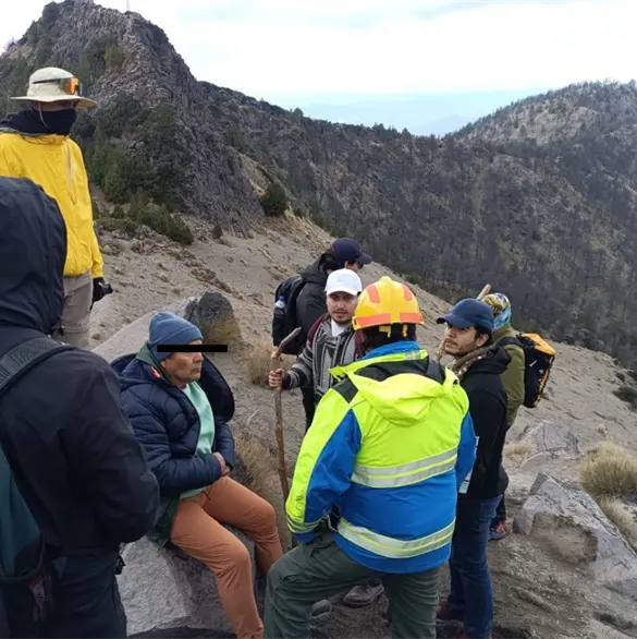 Rescatan a jóvenes y muere abuelito en el Nevado de Colima Rescatan a jóvenes y muere abuelito en el Nevado de Colima