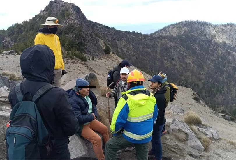 Rescatan a j&oacute;venes y muere abuelito en el Nevado de Colima