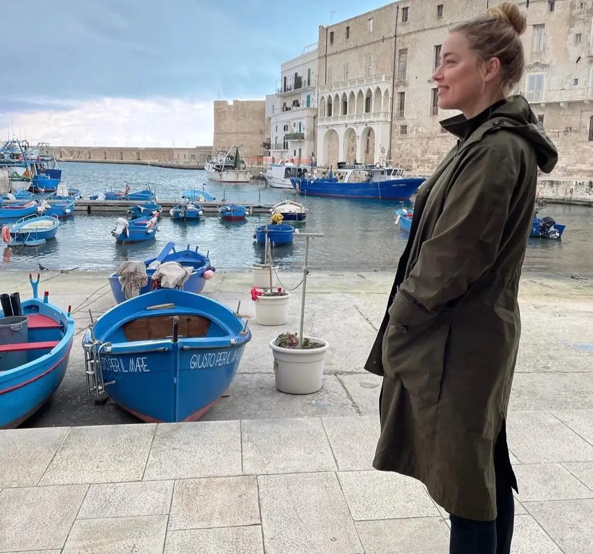 Se mudó a España, donde se estableció con su hija Oonagh Paige Heard.