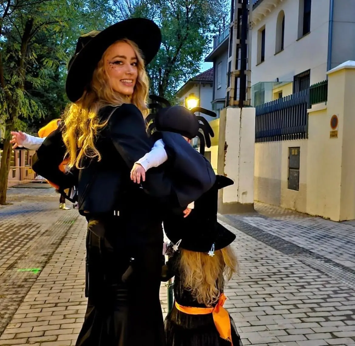 Ocasionalmente publica fotografías de su nueva vida en Instagram.