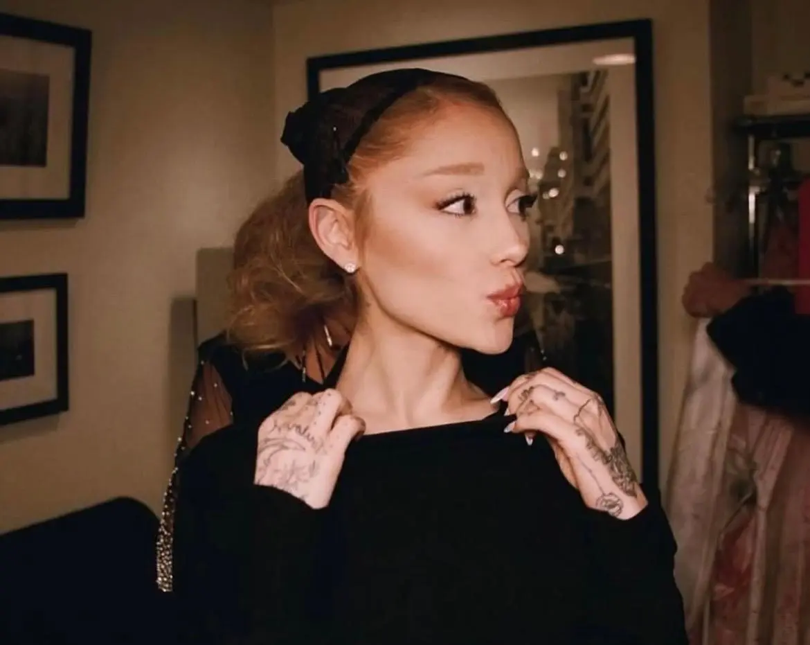 Ariana Grande ha señalado que la pérdida de su peso se debe a que padece hipoglucemia, una enfermedad que hace que el nivel de glucosa en la sangre baje considerablemente. Ariana Grande ha señalado que la pérdida de su peso se debe a que padece hipoglucemia, una enfermedad que hace que el nivel de glucosa en la sangre baje considerablemente.