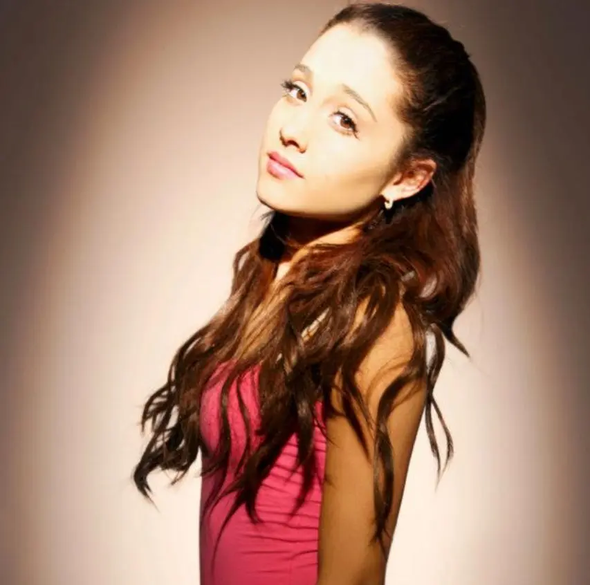 Tras su éxito en Nickelodeon, se lanzó como cantante, alcanzando fama mundial. Tras su éxito en Nickelodeon, se lanzó como cantante, alcanzando fama mundial.