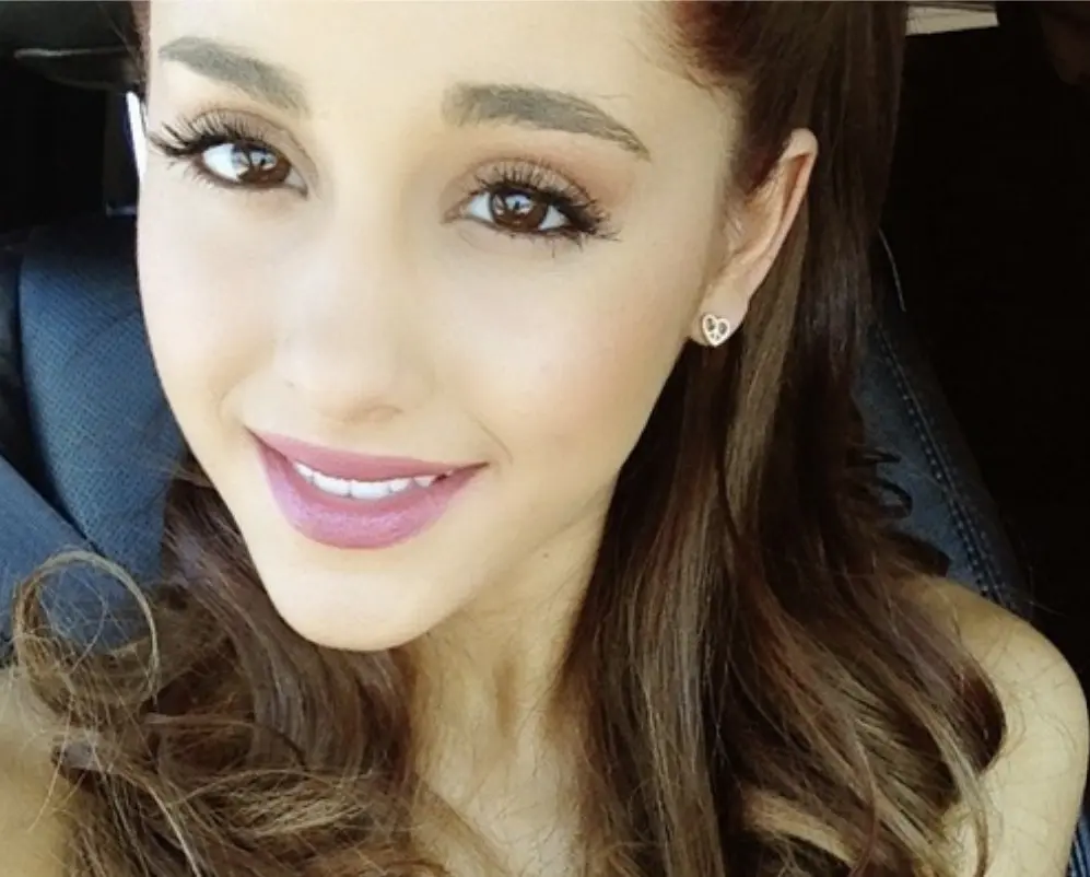 Fue la primera solista en ocupar simultáneamente los tres primeros lugares del Hot 100. Fue la primera solista en ocupar simultáneamente los tres primeros lugares del Hot 100.