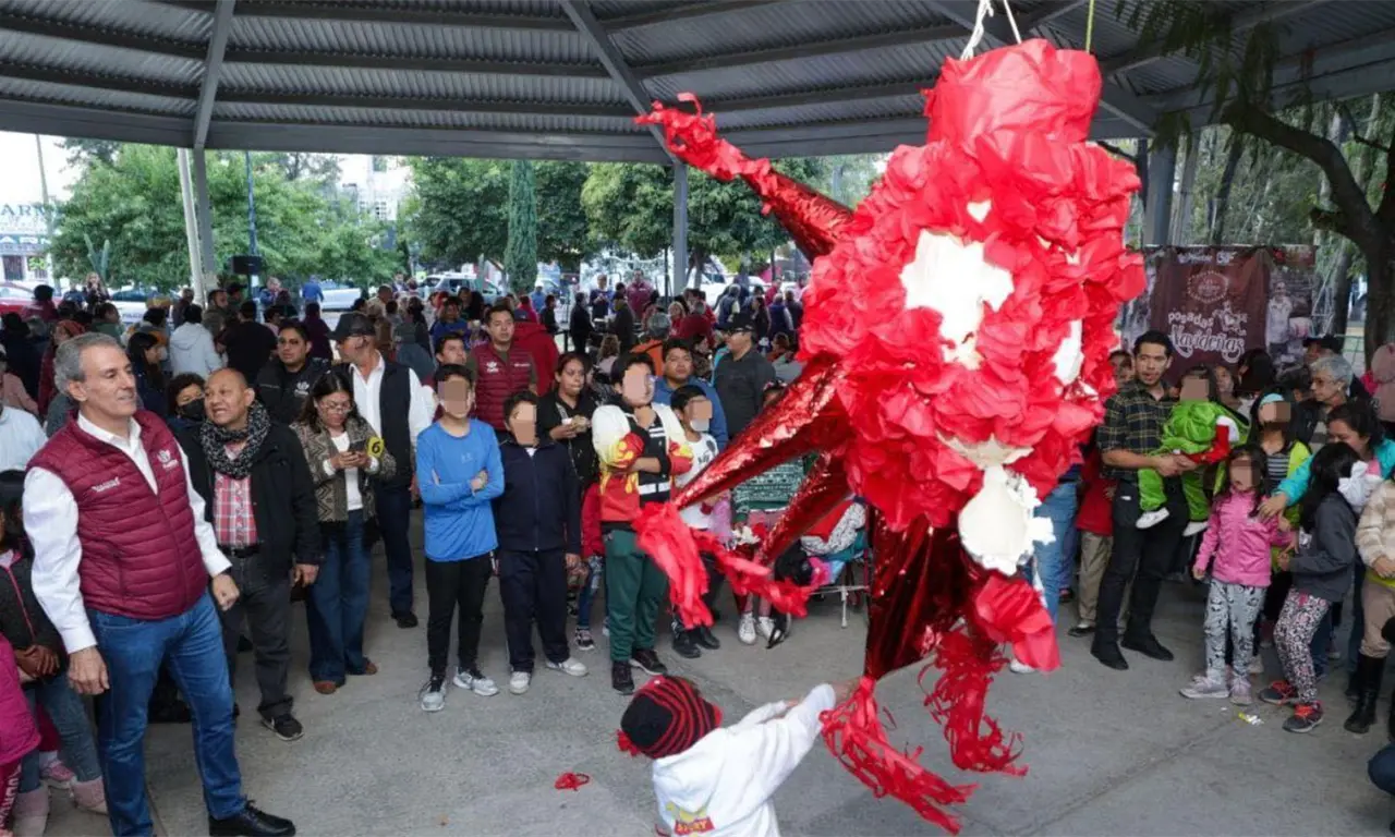  Niños rompieron la tradicional piñata. 