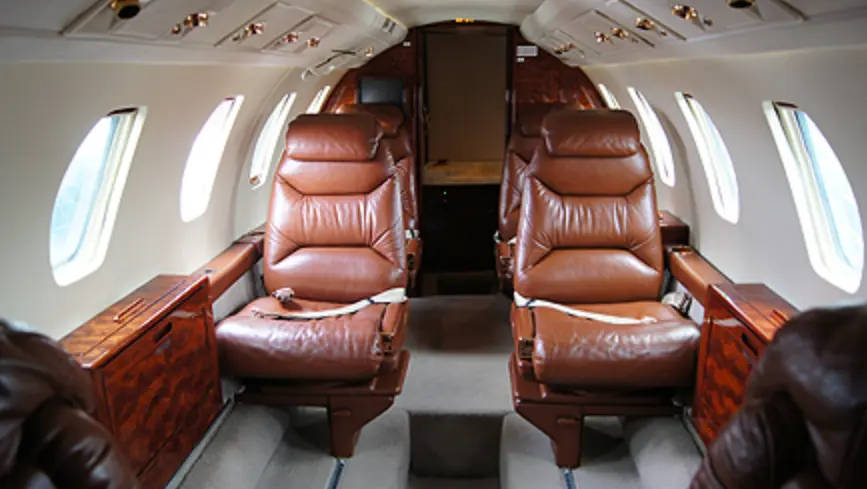 Los asientos suelen ser reclinables y tapizados en materiales de alta gama, como cuero, lo que refuerza su perfil premium. JetPRO.