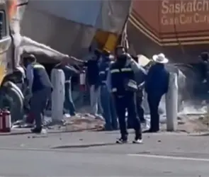 Tren impacta tr&aacute;iler y desata incendio en peligroso crucero rumbo al aeropuerto de Celaya