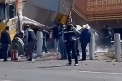 Tren impacta tráiler y desata incendio en peligroso crucero rumbo al aeropuerto de Celaya Tren impacta tráiler y desata incendio en peligroso crucero rumbo al aeropuerto de Celaya