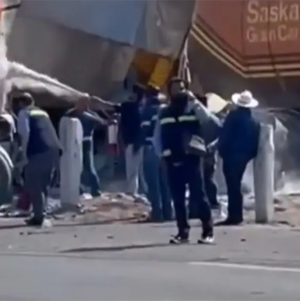 Tren impacta tr&aacute;iler y desata incendio en peligroso crucero rumbo al aeropuerto de Celaya