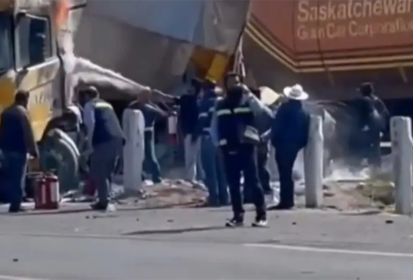 Tráiler arde tras ser embestido por tren en cruce ferroviario de Celaya Tráiler arde tras ser embestido por tren en cruce ferroviario de Celaya