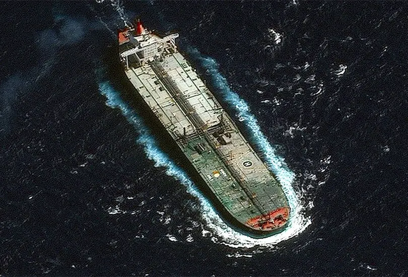 Trump lanza "bloqueo total" contra petroleros sancionados de Venezuela