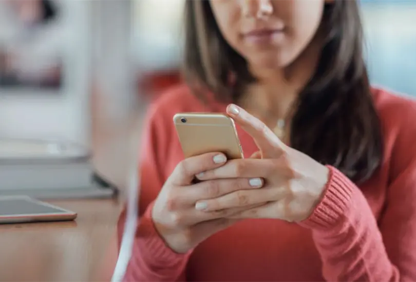 Los mensajes de texto informan que el usuario ha recibido un dep&oacute;sito bancario y a&ntilde;ade algunos datos aparentemente reales.