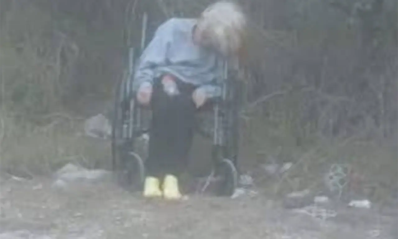  Se encontraba desmayada en su silla de ruedas, con claros síntomas de hipotermia, debilidad generalizada y visibles moretones en distintas partes del cuerpo. 