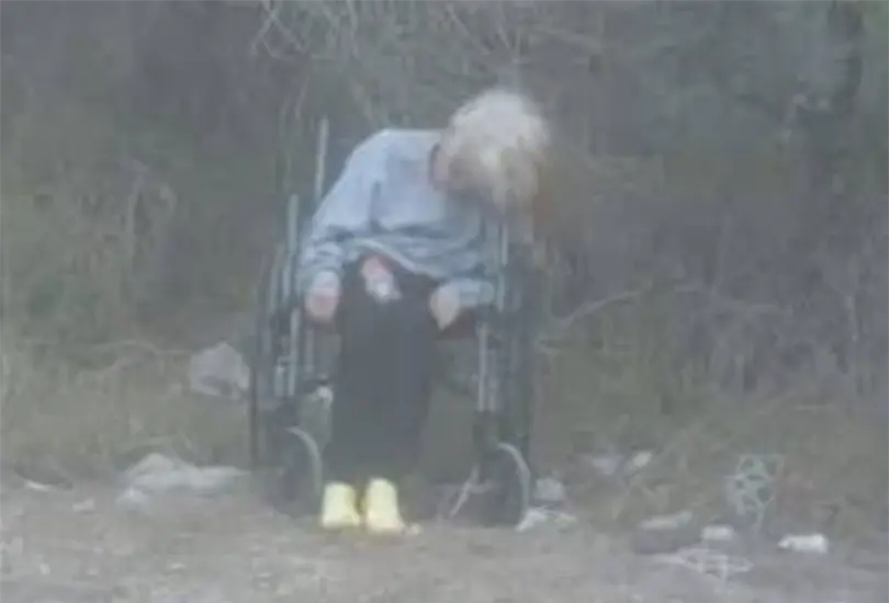 Se encontraba desmayada en su silla de ruedas, con claros s&iacute;ntomas de hipotermia, debilidad generalizada y visibles moretones en distintas partes del cuerpo.