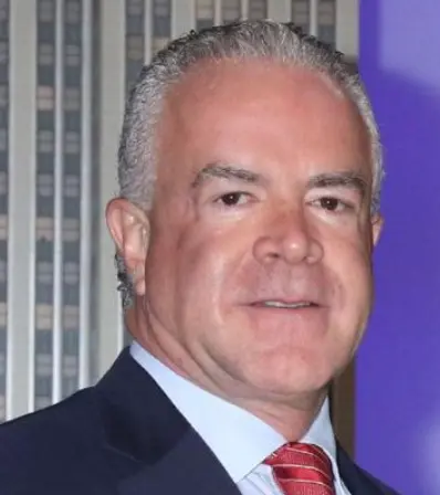De acuerdo con investigaciones de la Fiscalía General de la República, esta red tendría presuntos vínculos con el empresario Raúl Rocha Cantú, propietario de la franquicia Miss Universo. X.