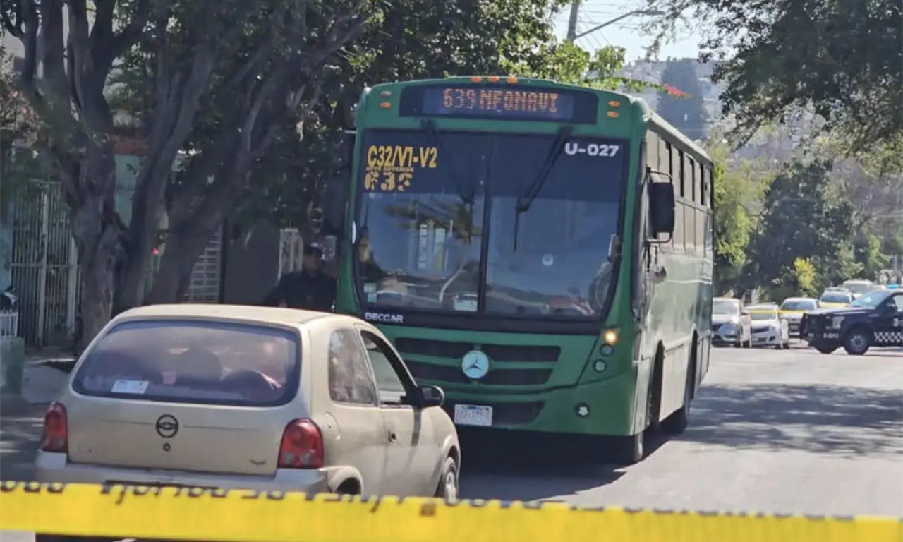  Murió manejando, pero salvó a todos: chofer frena el camión antes de que le diera un paro cardiaco 