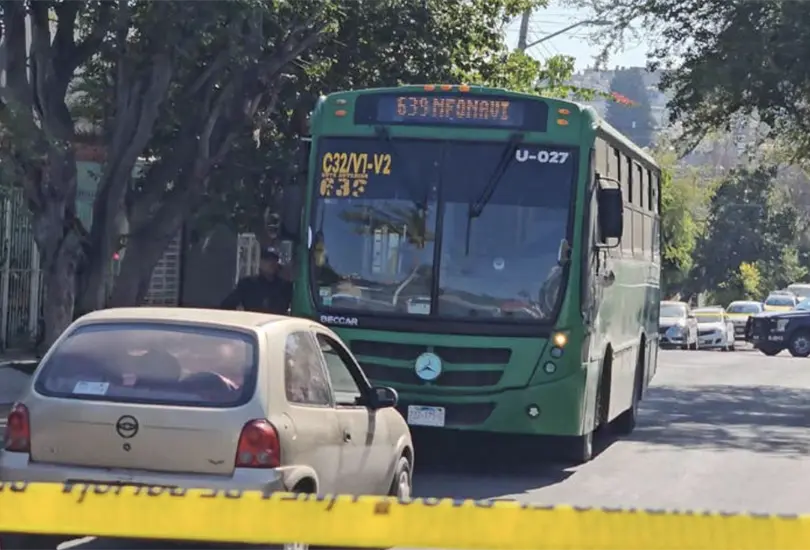 Muri&oacute; manejando, pero salv&oacute; a todos: chofer frena el cami&oacute;n antes de que le diera un paro cardiaco