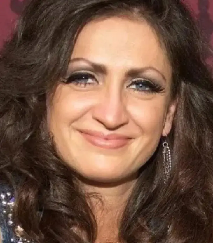 Su nombre completo es Celia Elo&iacute;sa Lora Garc&iacute;a; naci&oacute; el 25 de diciembre de 1983.