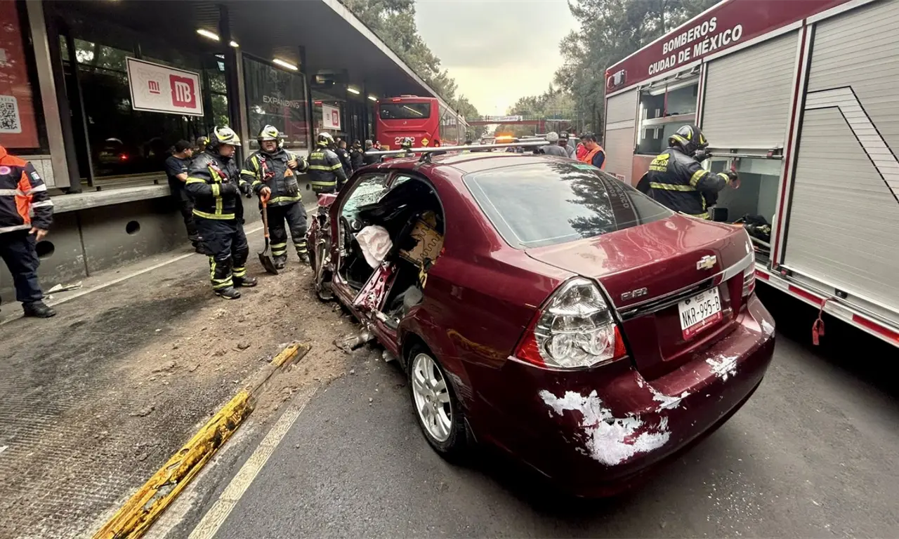  Accidente en Metrobús Línea 2: conductor queda prensado tras brutal choque en Iztacalco 