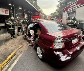 Accidente en Metrob&uacute;s L&iacute;nea 2: conductor queda prensado tras brutal choque en Iztacalco