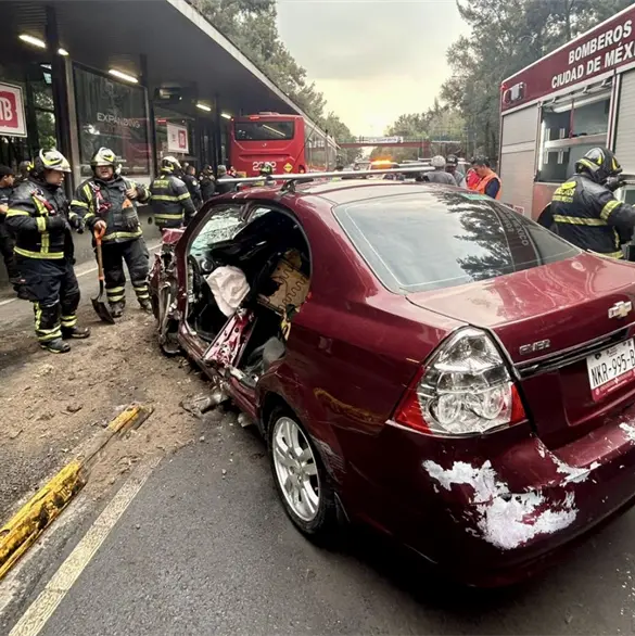 Accidente en Metrobús Línea 2: conductor queda prensado tras brutal choque en Iztacalco Accidente en Metrobús Línea 2: conductor queda prensado tras brutal choque en Iztacalco