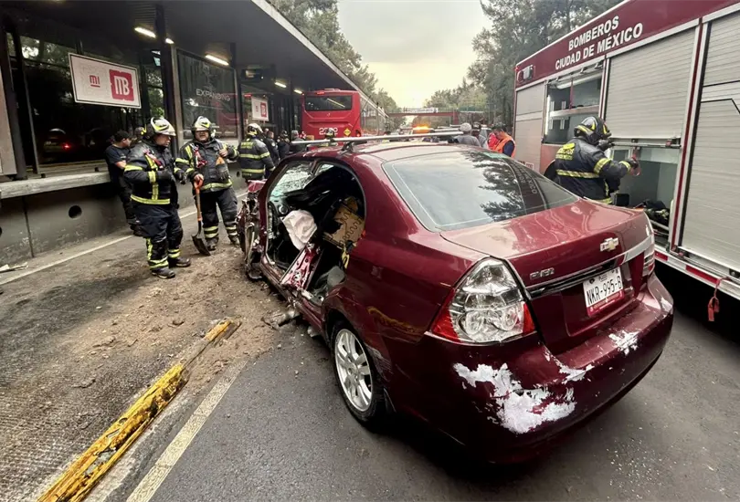 Accidente en Metrobús Línea 2: conductor queda prensado tras brutal choque en Iztacalco Accidente en Metrobús Línea 2: conductor queda prensado tras brutal choque en Iztacalco