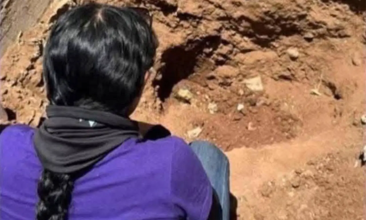  La localización se dio tras un reporte anónimo que llevó a colectivos de búsqueda y autoridades a realizar una jornada de rastreo en la zona. 